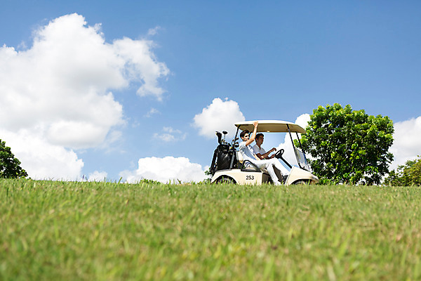 포토 JPG 주간 전신 서양인 외국인 나무 식물 백인 구름 해외기획촬영 라이프스타일 남자 스포츠 맨라이프 이동 골프 모션 골프장 태국 필드 하늘 사람 앉기 잔디 20대 성인 야외 두명 옆모습 운동 승차 골프가방 골프카트 2015년태국 남자만 성인남자만 청년만 청년남자만 성인만 국내포토 자연요소 아시아 뷰포인트 컨셉 가방 스포츠시설 골프용품 건강 인종 청년 생활 구기 파일형식