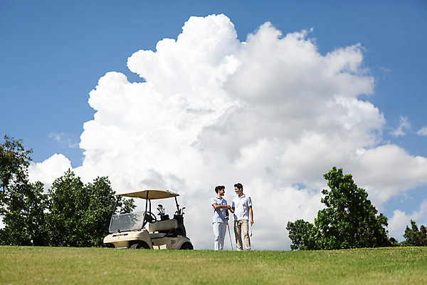 포토 JPG 주간 전신 서양인 외국인 나무 식물 백인 구름 해외기획촬영 라이프스타일 남자 스포츠 맨라이프 골프 모션 골프장 태국 필드 하늘 서기 사람 잔디 20대 성인 야외 두명 앞모습 운동 골프채 골프카트 2015년태국 남자만 성인남자만 청년만 청년남자만 성인만 국내포토 자연요소 아시아 뷰포인트 스포츠시설 골프용품 건강 인종 청년 생활 구기 파일형식