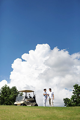 포토 JPG 주간 전신 서양인 외국인 나무 식물 백인 구름 해외기획촬영 라이프스타일 남자 스포츠 맨라이프 골프 모션 골프장 태국 필드 하늘 서기 들기 사람 잔디 20대 성인 야외 두명 앞모습 운동 골프채 골프카트 2015년태국 남자만 성인남자만 청년만 청년남자만 성인만 국내포토 자연요소 아시아 뷰포인트 스포츠시설 골프용품 건강 인종 청년 생활 구기 파일형식