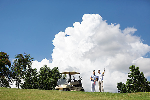 포토 JPG 주간 전신 서양인 외국인 나무 식물 백인 구름 해외기획촬영 라이프스타일 응시 남자 스포츠 맨라이프 골프 모션 골프장 태국 필드 하늘 서기 들기 사람 손짓 잔디 20대 성인 야외 두명 앞모습 운동 골프채 가리킴 골프카트 2015년태국 남자만 성인남자만 청년만 청년남자만 성인만 국내포토 자연요소 시선 아시아 뷰포인트 스포츠시설 골프용품 건강 인종 청년 생활 구기 파일형식