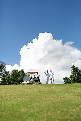 포토 JPG 주간 전신 서양인 외국인 나무 식물 백인 구름 해외기획촬영 라이프스타일 응시 남자 스포츠 맨라이프 골프 모션 골프장 태국 필드 하늘 서기 들기 사람 손짓 잔디 20대 성인 야외 두명 앞모습 운동 골프채 골프카트 2015년태국 남자만 성인남자만 청년만 청년남자만 성인만 국내포토 자연요소 시선 아시아 뷰포인트 스포츠시설 골프용품 건강 인종 청년 생활 구기 파일형식