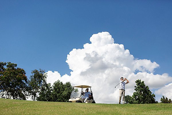 포토 JPG 주간 전신 서양인 외국인 나무 식물 백인 구름 해외기획촬영 라이프스타일 남자 스포츠 맨라이프 골프 모션 골프장 태국 필드 하늘 서기 들기 사람 앉기 잔디 20대 성인 야외 두명 운동 골프채 2015년태국 남자만 성인남자만 청년만 청년남자만 성인만 국내포토 자연요소 아시아 스포츠시설 골프용품 건강 인종 청년 생활 구기 파일형식