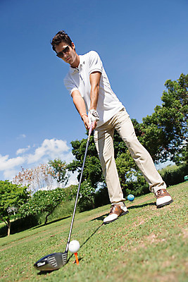 포토 JPG 주간 전신 서양인 외국인 식물 백인 구름 해외기획촬영 라이프스타일 응시 남자 스포츠 로우앵글 맨라이프 골프 모션 골프장 태국 필드 하늘 골프공 한명 서기 사람 잔디 20대 성인 야외 앞모습 선글라스 운동 골프채 2015년태국 남자만 남자한명만 성인남자만 청년만 청년남자만 청년남자한명만 성인한명만 성인남자한명만 성인만 국내포토 자연요소 1 시선 아시아 안경 뷰포인트 공 스포츠시설 골프용품 건강 인종 청년 생활 구기 파일형식