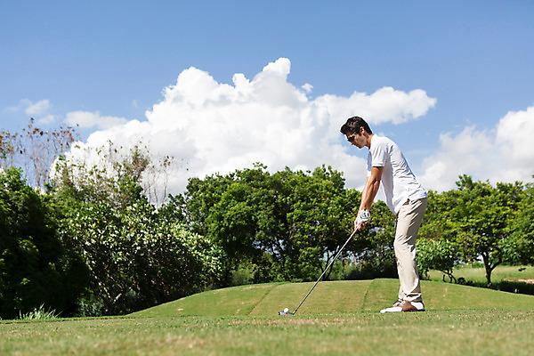 포토 JPG 주간 전신 서양인 외국인 나무 식물 백인 구름 해외기획촬영 라이프스타일 응시 남자 스포츠 맨라이프 골프 모션 골프장 태국 필드 하늘 골프공 한명 서기 들기 사람 잔디 20대 성인 야외 옆모습 선글라스 운동 골프채 2015년태국 남자만 남자한명만 성인남자만 청년만 청년남자만 청년남자한명만 성인한명만 성인남자한명만 성인만 국내포토 자연요소 1 시선 아시아 안경 뷰포인트 공 스포츠시설 골프용품 건강 인종 청년 생활 구기 파일형식