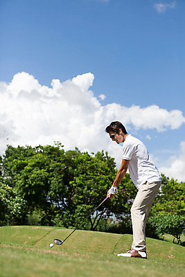 포토 JPG 주간 전신 서양인 외국인 나무 식물 백인 구름 해외기획촬영 라이프스타일 응시 남자 스포츠 맨라이프 골프 모션 골프장 태국 필드 하늘 골프공 한명 서기 들기 사람 잔디 20대 성인 야외 옆모습 선글라스 운동 골프채 2015년태국 남자만 남자한명만 성인남자만 청년만 청년남자만 청년남자한명만 성인한명만 성인남자한명만 성인만 국내포토 자연요소 1 시선 아시아 안경 뷰포인트 공 스포츠시설 골프용품 건강 인종 청년 생활 구기 파일형식