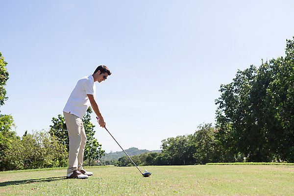 포토 JPG 주간 전신 서양인 외국인 나무 식물 백인 구름 해외기획촬영 라이프스타일 남자 스포츠 맨라이프 골프 모션 골프장 태국 필드 하늘 골프공 한명 서기 들기 사람 잔디 20대 성인 야외 옆모습 선글라스 운동 골프채 2015년태국 남자만 남자한명만 성인남자만 청년만 청년남자만 청년남자한명만 성인한명만 성인남자한명만 성인만 국내포토 자연요소 1 아시아 안경 뷰포인트 공 스포츠시설 골프용품 건강 인종 청년 생활 구기 파일형식