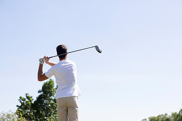 포토 JPG 주간 서양인 외국인 나무 식물 백인 해외기획촬영 라이프스타일 남자 스포츠 맨라이프 골프 모션 골프장 태국 필드 하늘 한명 서기 들기 사람 잔디 상반신 20대 성인 야외 뒷모습 운동 골프채 2015년태국 남자만 남자한명만 성인남자만 청년만 청년남자만 청년남자한명만 성인한명만 성인남자한명만 성인만 국내포토 자연요소 1 아시아 뷰포인트 스포츠시설 골프용품 건강 인종 청년 생활 구기 파일형식