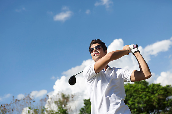포토 JPG 주간 서양인 외국인 나무 식물 백인 구름 해외기획촬영 라이프스타일 응시 남자 스포츠 맨라이프 골프 모션 골프장 태국 필드 하늘 한명 서기 들기 사람 잔디 상반신 20대 성인 야외 앞모습 선글라스 운동 골프채 2015년태국 남자만 남자한명만 성인남자만 청년만 청년남자만 청년남자한명만 성인한명만 성인남자한명만 성인만 국내포토 자연요소 1 시선 아시아 안경 뷰포인트 스포츠시설 골프용품 건강 인종 청년 생활 구기 파일형식