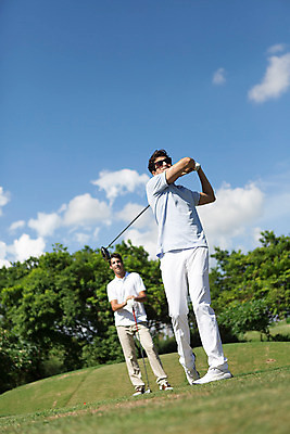 포토 JPG 주간 전신 서양인 외국인 나무 식물 백인 구름 해외기획촬영 라이프스타일 남자 스포츠 맨라이프 골프 모션 골프장 태국 필드 하늘 서기 들기 사람 잔디 20대 성인 야외 두명 앞모습 선글라스 운동 골프채 2015년태국 남자만 성인남자만 청년만 청년남자만 성인만 국내포토 자연요소 아시아 안경 뷰포인트 스포츠시설 골프용품 건강 인종 청년 생활 구기 파일형식