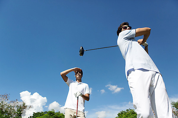 포토 JPG 주간 서양인 외국인 나무 식물 백인 구름 해외기획촬영 라이프스타일 응시 남자 스포츠 로우앵글 맨라이프 골프 모션 골프장 태국 하늘 서기 들기 사람 상반신 20대 성인 야외 두명 앞모습 선글라스 운동 골프채 2015년태국 남자만 성인남자만 청년만 청년남자만 성인만 국내포토 자연요소 시선 아시아 안경 뷰포인트 스포츠시설 골프용품 건강 인종 청년 생활 구기 파일형식