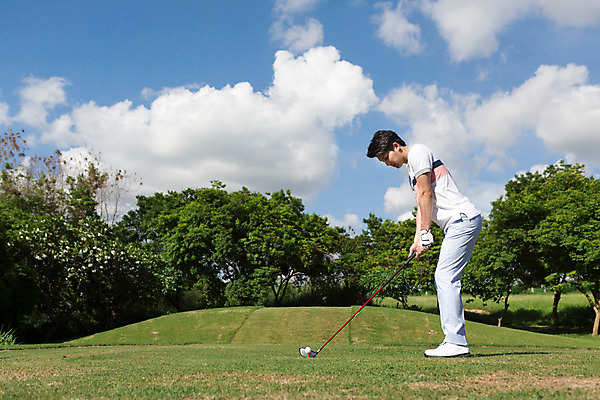 포토 JPG 주간 전신 나무 식물 구름 해외기획촬영 라이프스타일 응시 남자 스포츠 맨라이프 골프 모션 골프장 태국 필드 하늘 골프공 한명 서기 들기 사람 동양인 잔디 20대 성인 야외 옆모습 운동 골프채 한국인 2015년태국 남자만 남자한명만 성인남자만 청년만 청년남자만 청년남자한명만 성인한명만 성인남자한명만 성인만 국내포토 자연요소 1 시선 아시아 뷰포인트 공 스포츠시설 골프용품 건강 인종 청년 생활 구기 파일형식