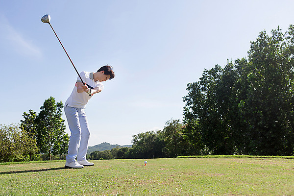포토 JPG 주간 전신 나무 식물 해외기획촬영 라이프스타일 응시 남자 스포츠 맨라이프 골프 모션 골프장 태국 필드 하늘 골프공 한명 서기 들기 사람 동양인 잔디 20대 성인 야외 옆모습 운동 골프채 한국인 2015년태국 남자만 남자한명만 성인남자만 청년만 청년남자만 청년남자한명만 성인한명만 성인남자한명만 성인만 국내포토 자연요소 1 시선 아시아 뷰포인트 공 스포츠시설 골프용품 건강 인종 청년 생활 구기 파일형식