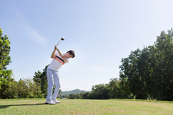 포토 JPG 주간 전신 나무 식물 해외기획촬영 라이프스타일 응시 남자 스포츠 맨라이프 골프 모션 골프장 태국 필드 하늘 골프공 한명 서기 들기 사람 동양인 잔디 20대 성인 야외 옆모습 운동 골프채 한국인 2015년태국 남자만 남자한명만 성인남자만 청년만 청년남자만 청년남자한명만 성인한명만 성인남자한명만 성인만 국내포토 자연요소 1 시선 아시아 뷰포인트 공 스포츠시설 골프용품 건강 인종 청년 생활 구기 파일형식