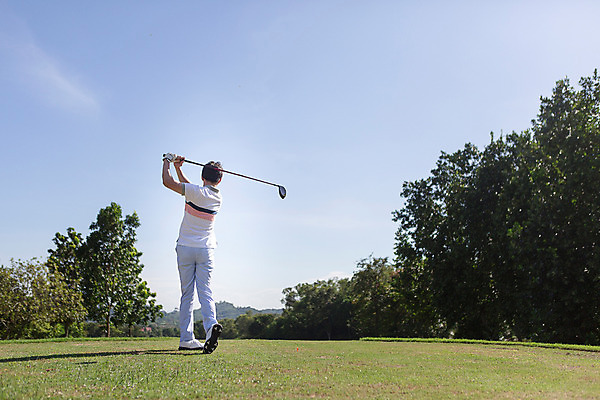 포토 JPG 주간 전신 식물 구름 해외기획촬영 라이프스타일 남자 스포츠 맨라이프 골프 모션 골프장 태국 필드 하늘 한명 서기 들기 사람 동양인 잔디 20대 성인 야외 뒷모습 운동 골프채 한국인 2015년태국 남자만 남자한명만 성인남자만 청년만 청년남자만 청년남자한명만 성인한명만 성인남자한명만 성인만 국내포토 자연요소 1 아시아 뷰포인트 스포츠시설 골프용품 건강 인종 청년 생활 구기 파일형식