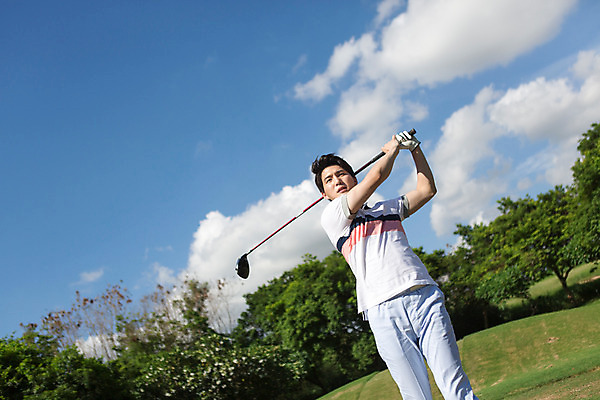 포토 JPG 주간 나무 식물 구름 해외기획촬영 라이프스타일 남자 스포츠 맨라이프 골프 모션 골프장 태국 필드 하늘 한명 서기 들기 사람 동양인 잔디 상반신 20대 성인 야외 앞모습 운동 골프채 한국인 2015년태국 남자만 남자한명만 성인남자만 청년만 청년남자만 청년남자한명만 성인한명만 성인남자한명만 성인만 국내포토 자연요소 1 아시아 뷰포인트 스포츠시설 골프용품 건강 인종 청년 생활 구기 파일형식