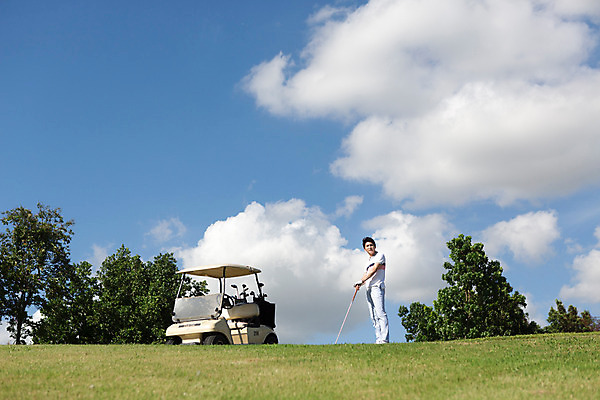 포토 JPG 주간 전신 나무 식물 구름 해외기획촬영 라이프스타일 응시 남자 스포츠 맨라이프 골프 모션 골프장 태국 필드 하늘 한명 서기 들기 사람 동양인 잔디 20대 성인 야외 옆모습 운동 골프채 한국인 골프카트 2015년태국 남자만 남자한명만 성인남자만 청년만 청년남자만 청년남자한명만 성인한명만 성인남자한명만 성인만 국내포토 자연요소 1 시선 아시아 뷰포인트 스포츠시설 골프용품 건강 인종 청년 생활 구기 파일형식