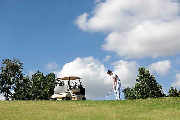 포토 JPG 주간 전신 나무 식물 구름 해외기획촬영 라이프스타일 남자 스포츠 맨라이프 골프 모션 골프장 태국 필드 하늘 한명 서기 들기 사람 동양인 잔디 20대 성인 야외 옆모습 운동 골프채 한국인 골프카트 2015년태국 남자만 남자한명만 성인남자만 청년만 청년남자만 청년남자한명만 성인한명만 성인남자한명만 성인만 국내포토 자연요소 1 아시아 뷰포인트 스포츠시설 골프용품 건강 인종 청년 생활 구기 파일형식