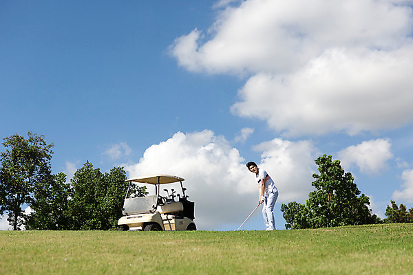포토 JPG 주간 전신 나무 식물 구름 해외기획촬영 라이프스타일 남자 스포츠 맨라이프 골프 모션 골프장 태국 필드 하늘 한명 서기 들기 사람 동양인 잔디 20대 성인 야외 옆모습 운동 골프채 한국인 골프카트 2015년태국 남자만 남자한명만 성인남자만 청년만 청년남자만 청년남자한명만 성인한명만 성인남자한명만 성인만 국내포토 자연요소 1 아시아 뷰포인트 스포츠시설 골프용품 건강 인종 청년 생활 구기 파일형식