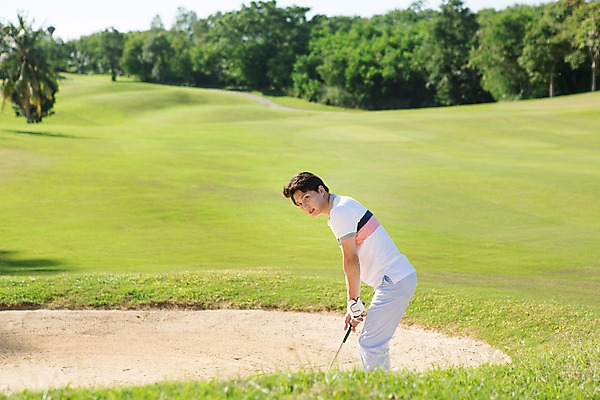 포토 JPG 주간 나무 식물 해외기획촬영 라이프스타일 남자 모래 스포츠 맨라이프 골프 모션 골프장 태국 필드 한명 서기 들기 사람 동양인 잔디 상반신 20대 성인 야외 옆모습 운동 골프채 한국인 벙커 2015년태국 남자만 남자한명만 성인남자만 청년만 청년남자만 청년남자한명만 성인한명만 성인남자한명만 성인만 국내포토 자연요소 1 아시아 뷰포인트 스포츠시설 골프용품 건강 인종 청년 생활 구기 파일형식