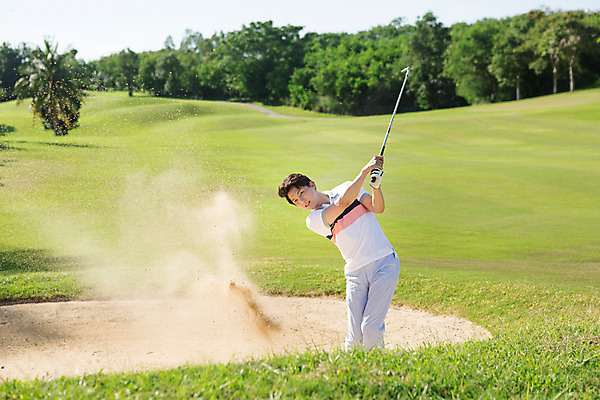 포토 JPG 주간 나무 식물 해외기획촬영 라이프스타일 남자 스포츠 맨라이프 골프 모션 골프장 태국 필드 한명 서기 들기 사람 동양인 잔디 상반신 20대 성인 야외 앞모습 운동 골프채 한국인 벙커 치기 2015년태국 남자만 남자한명만 성인남자만 청년만 청년남자만 청년남자한명만 성인한명만 성인남자한명만 성인만 국내포토 자연요소 1 아시아 뷰포인트 스포츠시설 골프용품 건강 인종 청년 생활 구기 파일형식
