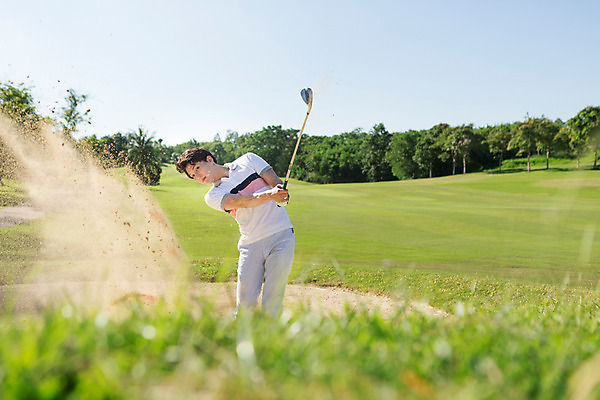 포토 JPG 주간 나무 식물 해외기획촬영 라이프스타일 남자 스포츠 맨라이프 골프 모션 골프장 태국 필드 하늘 한명 서기 들기 사람 동양인 잔디 상반신 20대 성인 야외 앞모습 운동 골프채 한국인 벙커 치기 2015년태국 남자만 남자한명만 성인남자만 청년만 청년남자만 청년남자한명만 성인한명만 성인남자한명만 성인만 국내포토 자연요소 1 아시아 뷰포인트 스포츠시설 골프용품 건강 인종 청년 생활 구기 파일형식