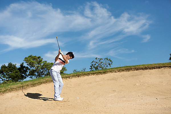 포토 JPG 주간 전신 나무 식물 구름 해외기획촬영 라이프스타일 남자 스포츠 맨라이프 골프 모션 골프장 태국 필드 하늘 한명 서기 들기 사람 동양인 잔디 20대 성인 야외 옆모습 운동 골프채 한국인 벙커 2015년태국 남자만 남자한명만 성인남자만 청년만 청년남자만 청년남자한명만 성인한명만 성인남자한명만 성인만 국내포토 자연요소 1 아시아 뷰포인트 스포츠시설 골프용품 건강 인종 청년 생활 구기 파일형식