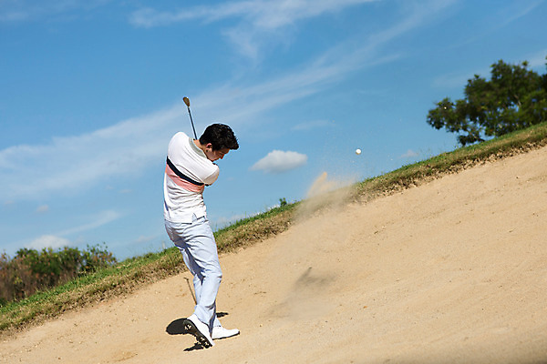 포토 JPG 주간 전신 나무 식물 구름 해외기획촬영 라이프스타일 남자 스포츠 맨라이프 골프 모션 골프장 태국 필드 하늘 골프공 한명 서기 들기 사람 동양인 잔디 20대 성인 야외 옆모습 운동 골프채 한국인 벙커 치기 2015년태국 남자만 남자한명만 성인남자만 청년만 청년남자만 청년남자한명만 성인한명만 성인남자한명만 성인만 국내포토 자연요소 1 아시아 뷰포인트 공 스포츠시설 골프용품 건강 인종 청년 생활 구기 파일형식