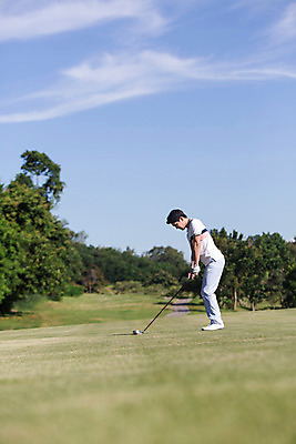 포토 JPG 주간 전신 나무 식물 구름 해외기획촬영 라이프스타일 응시 남자 스포츠 맨라이프 골프 모션 골프장 태국 필드 하늘 골프공 한명 서기 들기 사람 동양인 잔디 20대 성인 야외 옆모습 운동 골프채 한국인 2015년태국 남자만 남자한명만 성인남자만 청년만 청년남자만 청년남자한명만 성인한명만 성인남자한명만 성인만 국내포토 자연요소 1 시선 아시아 뷰포인트 공 스포츠시설 골프용품 건강 인종 청년 생활 구기 파일형식