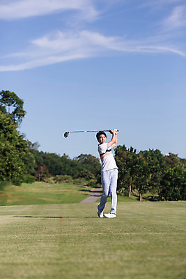 포토 JPG 주간 전신 나무 식물 구름 해외기획촬영 라이프스타일 남자 스포츠 맨라이프 골프 모션 골프장 태국 필드 하늘 한명 서기 들기 사람 동양인 잔디 20대 성인 야외 앞모습 운동 골프채 한국인 2015년태국 남자만 남자한명만 성인남자만 청년만 청년남자만 청년남자한명만 성인한명만 성인남자한명만 성인만 국내포토 자연요소 1 아시아 뷰포인트 스포츠시설 골프용품 건강 인종 청년 생활 구기 파일형식