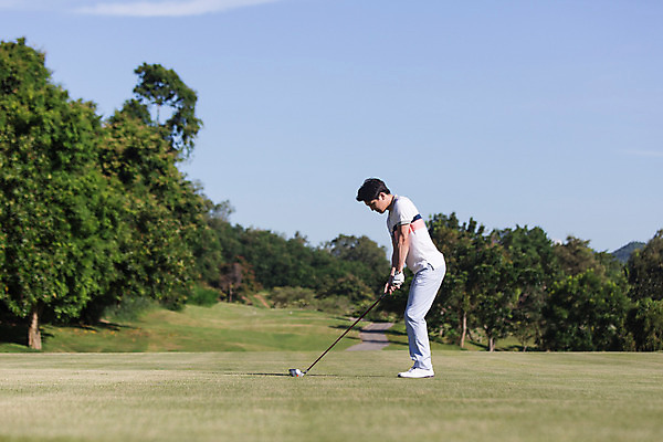포토 JPG 주간 전신 나무 식물 해외기획촬영 라이프스타일 남자 스포츠 맨라이프 골프 모션 골프장 태국 필드 하늘 골프공 한명 서기 들기 사람 동양인 잔디 20대 성인 야외 옆모습 운동 골프채 한국인 2015년태국 남자만 남자한명만 성인남자만 청년만 청년남자만 청년남자한명만 성인한명만 성인남자한명만 성인만 국내포토 자연요소 1 아시아 뷰포인트 공 스포츠시설 골프용품 건강 인종 청년 생활 구기 파일형식