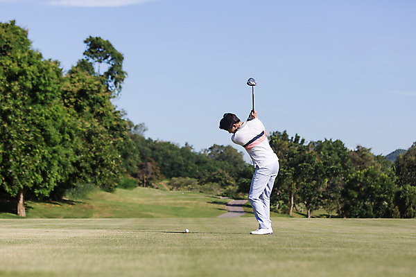 포토 JPG 주간 전신 나무 식물 구름 해외기획촬영 라이프스타일 남자 스포츠 맨라이프 골프 모션 골프장 태국 필드 하늘 골프공 한명 서기 들기 사람 동양인 잔디 20대 성인 야외 옆모습 운동 골프채 한국인 2015년태국 남자만 남자한명만 성인남자만 청년만 청년남자만 청년남자한명만 성인한명만 성인남자한명만 성인만 국내포토 자연요소 1 아시아 뷰포인트 공 스포츠시설 골프용품 건강 인종 청년 생활 구기 파일형식