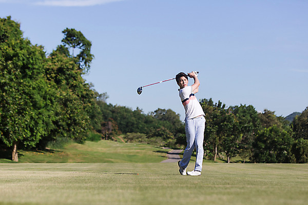 포토 JPG 주간 전신 나무 식물 해외기획촬영 라이프스타일 응시 남자 스포츠 맨라이프 골프 모션 골프장 태국 필드 하늘 한명 서기 들기 사람 동양인 잔디 20대 성인 야외 앞모습 운동 골프채 한국인 2015년태국 남자만 남자한명만 성인남자만 청년만 청년남자만 청년남자한명만 성인한명만 성인남자한명만 성인만 국내포토 자연요소 1 시선 아시아 뷰포인트 스포츠시설 골프용품 건강 인종 청년 생활 구기 파일형식