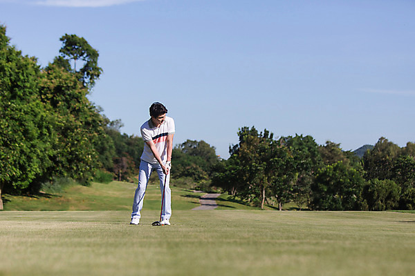 포토 JPG 주간 전신 나무 식물 해외기획촬영 라이프스타일 응시 남자 스포츠 맨라이프 골프 모션 골프장 태국 필드 하늘 한명 서기 들기 사람 동양인 잔디 20대 성인 야외 앞모습 운동 골프채 한국인 2015년태국 남자만 남자한명만 성인남자만 청년만 청년남자만 청년남자한명만 성인한명만 성인남자한명만 성인만 국내포토 자연요소 1 시선 아시아 뷰포인트 스포츠시설 골프용품 건강 인종 청년 생활 구기 파일형식