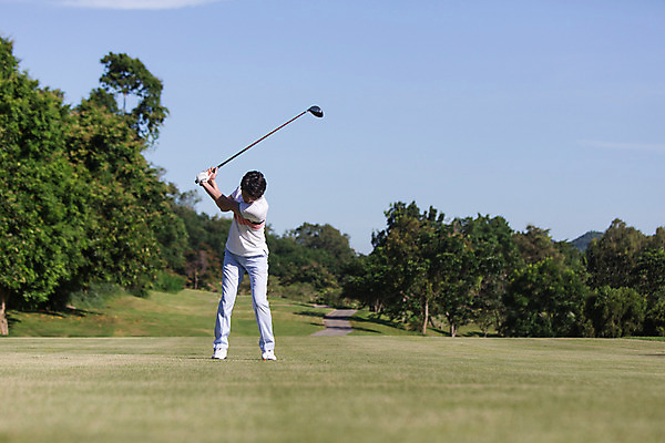 포토 JPG 주간 전신 나무 식물 해외기획촬영 라이프스타일 남자 스포츠 맨라이프 골프 모션 골프장 태국 필드 하늘 한명 서기 들기 사람 동양인 잔디 20대 성인 야외 앞모습 운동 골프채 한국인 2015년태국 남자만 남자한명만 성인남자만 청년만 청년남자만 청년남자한명만 성인한명만 성인남자한명만 성인만 국내포토 자연요소 1 아시아 뷰포인트 스포츠시설 골프용품 건강 인종 청년 생활 구기 파일형식