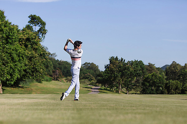 포토 JPG 주간 전신 식물 해외기획촬영 라이프스타일 응시 남자 스포츠 맨라이프 골프 모션 골프장 태국 필드 하늘 한명 서기 들기 사람 동양인 잔디 20대 성인 야외 옆모습 운동 골프채 한국인 2015년태국 남자만 남자한명만 성인남자만 청년만 청년남자만 청년남자한명만 성인한명만 성인남자한명만 성인만 국내포토 자연요소 1 시선 아시아 뷰포인트 스포츠시설 골프용품 건강 인종 청년 생활 구기 파일형식