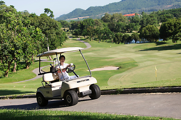 포토 JPG 주간 전신 나무 식물 해외기획촬영 라이프스타일 남자 스포츠 맨라이프 이동 골프 모션 골프장 태국 필드 한명 사람 앉기 동양인 잔디 20대 성인 야외 앞모습 운동 한국인 골프카트 2015년태국 남자만 남자한명만 성인남자만 청년만 청년남자만 청년남자한명만 성인한명만 성인남자한명만 성인만 국내포토 자연요소 1 아시아 뷰포인트 컨셉 스포츠시설 골프용품 건강 인종 청년 생활 구기 파일형식