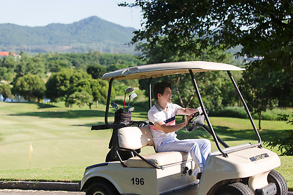 포토 JPG 주간 전신 나무 식물 해외기획촬영 라이프스타일 남자 스포츠 맨라이프 이동 골프 모션 골프장 태국 필드 한명 사람 앉기 동양인 잔디 20대 성인 야외 옆모습 운동 한국인 골프카트 2015년태국 남자만 남자한명만 성인남자만 청년만 청년남자만 청년남자한명만 성인한명만 성인남자한명만 성인만 국내포토 자연요소 1 아시아 뷰포인트 컨셉 스포츠시설 골프용품 건강 인종 청년 생활 구기 파일형식