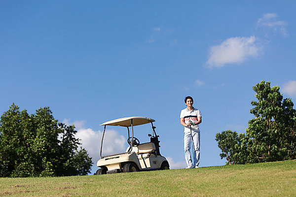 포토 JPG 주간 전신 나무 식물 구름 해외기획촬영 라이프스타일 남자 스포츠 맨라이프 골프 모션 골프장 태국 필드 하늘 한명 서기 들기 사람 동양인 잔디 20대 성인 야외 앞모습 운동 골프채 한국인 골프카트 2015년태국 남자만 남자한명만 성인남자만 청년만 청년남자만 청년남자한명만 성인한명만 성인남자한명만 성인만 국내포토 자연요소 1 아시아 뷰포인트 스포츠시설 골프용품 건강 인종 청년 생활 구기 파일형식