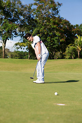 포토 JPG 주간 전신 나무 식물 해외기획촬영 라이프스타일 응시 남자 스포츠 맨라이프 골프 모션 골프장 태국 필드 골프공 한명 서기 사람 동양인 잔디 20대 성인 야외 옆모습 운동 골프채 한국인 퍼팅 2015년태국 남자만 남자한명만 성인남자만 청년만 청년남자만 청년남자한명만 성인한명만 성인남자한명만 성인만 국내포토 자연요소 1 시선 아시아 뷰포인트 포즈 공 스포츠시설 골프용품 건강 인종 청년 생활 구기 파일형식