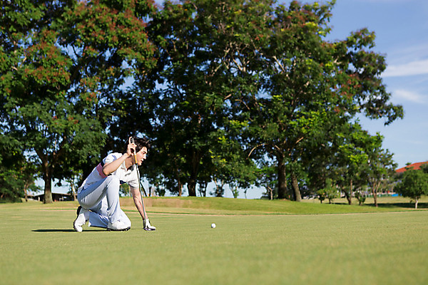 포토 JPG 주간 전신 나무 식물 해외기획촬영 라이프스타일 응시 남자 스포츠 맨라이프 골프 모션 골프공 한명 들기 사람 앉기 동양인 20대 성인 야외 옆모습 운동 골프채 한국인 퍼팅 2015년태국 남자만 남자한명만 성인남자만 청년만 청년남자만 청년남자한명만 성인한명만 성인남자한명만 성인만 국내포토 자연요소 1 시선 뷰포인트 포즈 공 골프용품 건강 인종 청년 생활 구기 파일형식