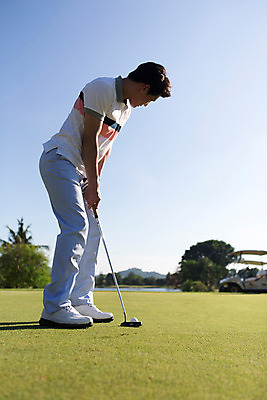 포토 JPG 주간 전신 해외기획촬영 라이프스타일 남자 스포츠 맨라이프 골프 모션 골프장 태국 필드 하늘 한명 서기 들기 사람 동양인 잔디 20대 성인 야외 옆모습 운동 골프채 한국인 퍼팅 2015년태국 남자만 남자한명만 성인남자만 청년만 청년남자만 청년남자한명만 성인한명만 성인남자한명만 성인만 국내포토 자연요소 식물 1 아시아 뷰포인트 포즈 스포츠시설 골프용품 건강 인종 청년 생활 구기 파일형식