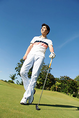 포토 JPG 주간 전신 나무 식물 해외기획촬영 라이프스타일 응시 남자 스포츠 로우앵글 맨라이프 골프 모션 골프장 태국 필드 하늘 한명 서기 들기 사람 동양인 잔디 20대 성인 야외 앞모습 운동 골프채 한국인 2015년태국 남자만 남자한명만 성인남자만 청년만 청년남자만 청년남자한명만 성인한명만 성인남자한명만 성인만 국내포토 자연요소 1 시선 아시아 뷰포인트 스포츠시설 골프용품 건강 인종 청년 생활 구기 파일형식