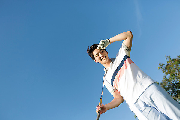 포토 JPG 주간 해외기획촬영 라이프스타일 남자 스포츠 로우앵글 맨라이프 골프 모션 골프장 태국 필드 하늘 한명 서기 미소 들기 사람 동양인 손짓 잔디 상반신 20대 성인 야외 앞모습 운동 골프채 한국인 2015년태국 남자만 남자한명만 성인남자만 청년만 청년남자만 청년남자한명만 성인한명만 성인남자한명만 성인만 국내포토 자연요소 식물 1 아시아 뷰포인트 스포츠시설 골프용품 표정 건강 인종 청년 생활 구기 파일형식