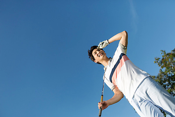 포토 JPG 주간 식물 해외기획촬영 라이프스타일 응시 남자 스포츠 로우앵글 맨라이프 골프 모션 태국 하늘 한명 서기 들기 사람 동양인 손짓 상반신 20대 성인 야외 앞모습 운동 골프채 한국인 2015년태국 남자만 남자한명만 성인남자만 청년만 청년남자만 청년남자한명만 성인한명만 성인남자한명만 성인만 국내포토 자연요소 1 시선 아시아 뷰포인트 골프용품 건강 인종 청년 생활 구기 파일형식