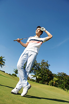 포토 JPG 주간 전신 나무 식물 해외기획촬영 라이프스타일 응시 남자 스포츠 로우앵글 맨라이프 골프 모션 골프장 태국 필드 하늘 한명 서기 들기 사람 동양인 손짓 잔디 20대 성인 야외 앞모습 운동 골프채 한국인 2015년태국 남자만 남자한명만 성인남자만 청년만 청년남자만 청년남자한명만 성인한명만 성인남자한명만 성인만 국내포토 자연요소 1 시선 아시아 뷰포인트 스포츠시설 골프용품 건강 인종 청년 생활 구기 파일형식