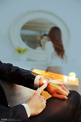 PSD 편집이미지 여자 남자 날씨 미래 사람 성인 두명 3D 디지털합성 편리함 홀로그램 디지털아트 스마트워치 성인만 이미지편집 편집3D 컨셉 스마트기기 웨어러블 파일형식