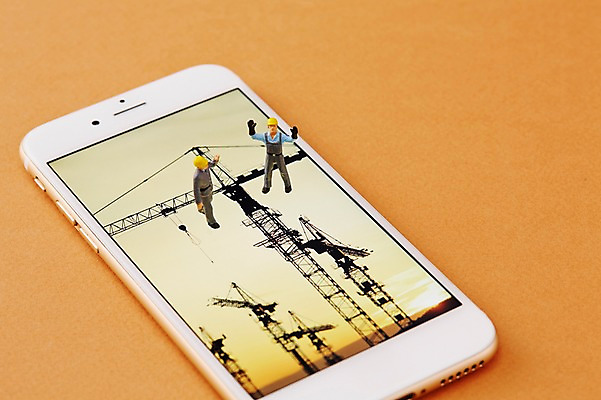 포토 JPG 스튜디오촬영 백그라운드 컨셉 노동자 실내 사람없음 스마트폰 미니어처 피규어 건설현장 기중기 국내포토 직업 건설업 내부 핸드폰 스마트기기 모형 중장비 파일형식