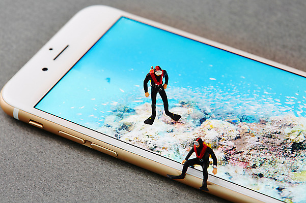 포토 JPG 스튜디오촬영 백그라운드 컨셉 실내 사람없음 스마트폰 바닷속 미니어처 피규어 잠수 스쿠버다이빙 수중사진 국내포토 내부 핸드폰 스마트기기 모형 수중 수상스포츠 파일형식