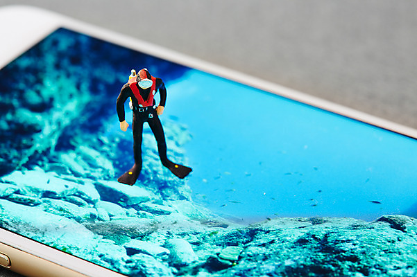 포토 JPG 스튜디오촬영 배경화면 백그라운드 컨셉 실내 사람없음 스마트폰 바닷속 미니어처 피규어 잠수 스쿠버다이빙 수중사진 국내포토 내부 핸드폰 스마트기기 모형 수중 수상스포츠 파일형식