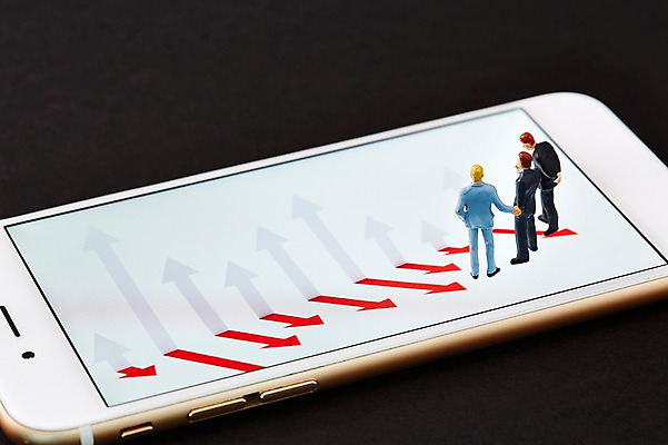 포토 JPG 스튜디오촬영 화살표 백그라운드 컨셉 비즈니스 실내 사람없음 스마트폰 미니어처 피규어 비즈니스맨 국내포토 남자 내부 핸드폰 스마트기기 모형 직장인 파일형식